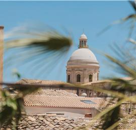 3 bedroom villa with heated pool in Noto, sleeps 6